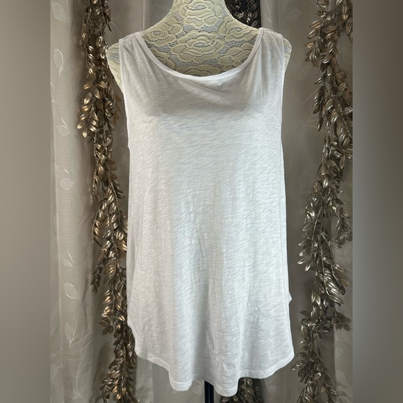 Torrid White Flowy Sleeveless Tank Top - Size 0  Large Basic Casual Layering Top - Picture 1 of 11